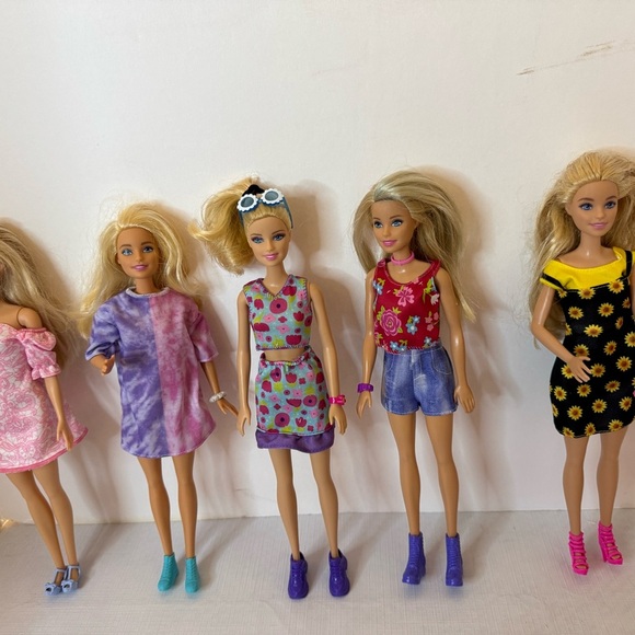 Five Blonde Barbies with all NEW outfits and accessories and storage bags! - Picture 1 of 16
